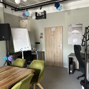 Autikum tárgyaló és hátsó iroda Autikum tárgyaló és hátsó iroda